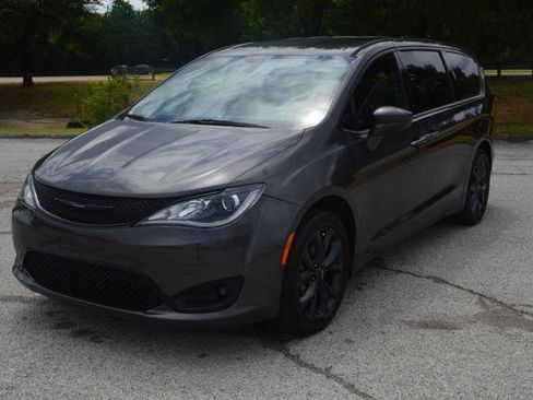 Used 2018 Chrysler Pacifica Touring Plus w/ S Appearance Package FWD image 1
