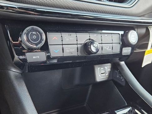 New 2026 Jeep Compass Latitude image 11