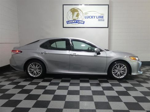 Used 2018 Toyota Camry XLE FWD image 6