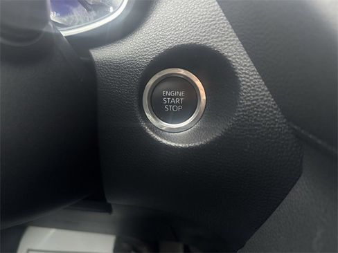 Used 2022 Toyota Corolla Cross XLE image 16