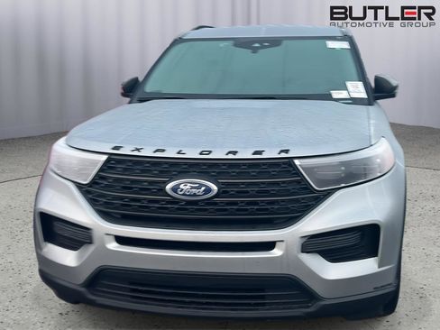 Used 2024 Ford Explorer XLT image 3