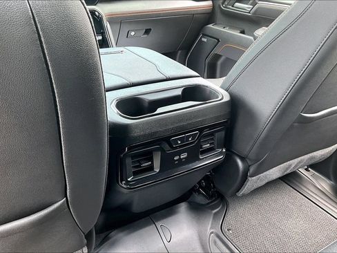 Used 2025 GMC Sierra 2500 AT4 w/ AT4 Premium Plus Package AWD/4WD image 11