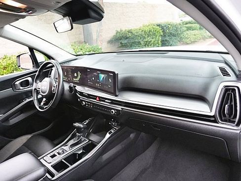 Used 2024 Kia Sorento S image 10