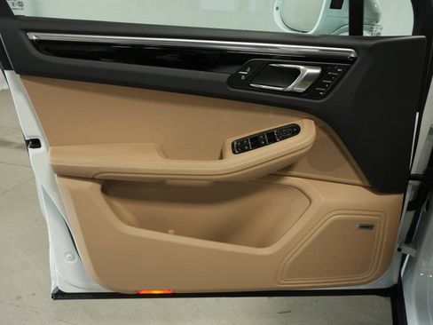 Used 2025 Porsche Macan image 25