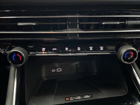 Used 2024 Chevrolet Traverse RS image 15