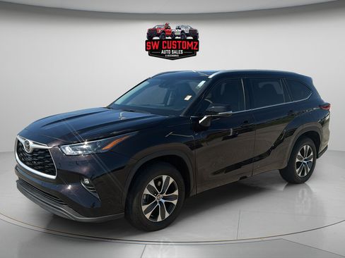 Used 2022 Toyota Highlander XLE FWD image 3