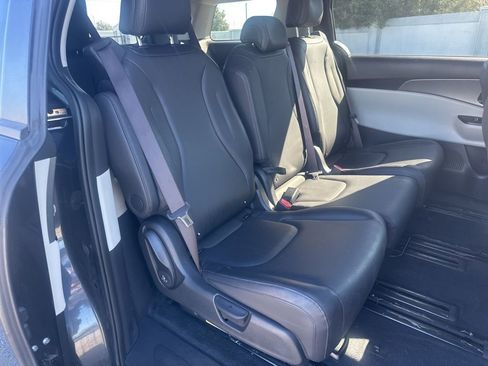 Used 2024 Kia Carnival LX image 18