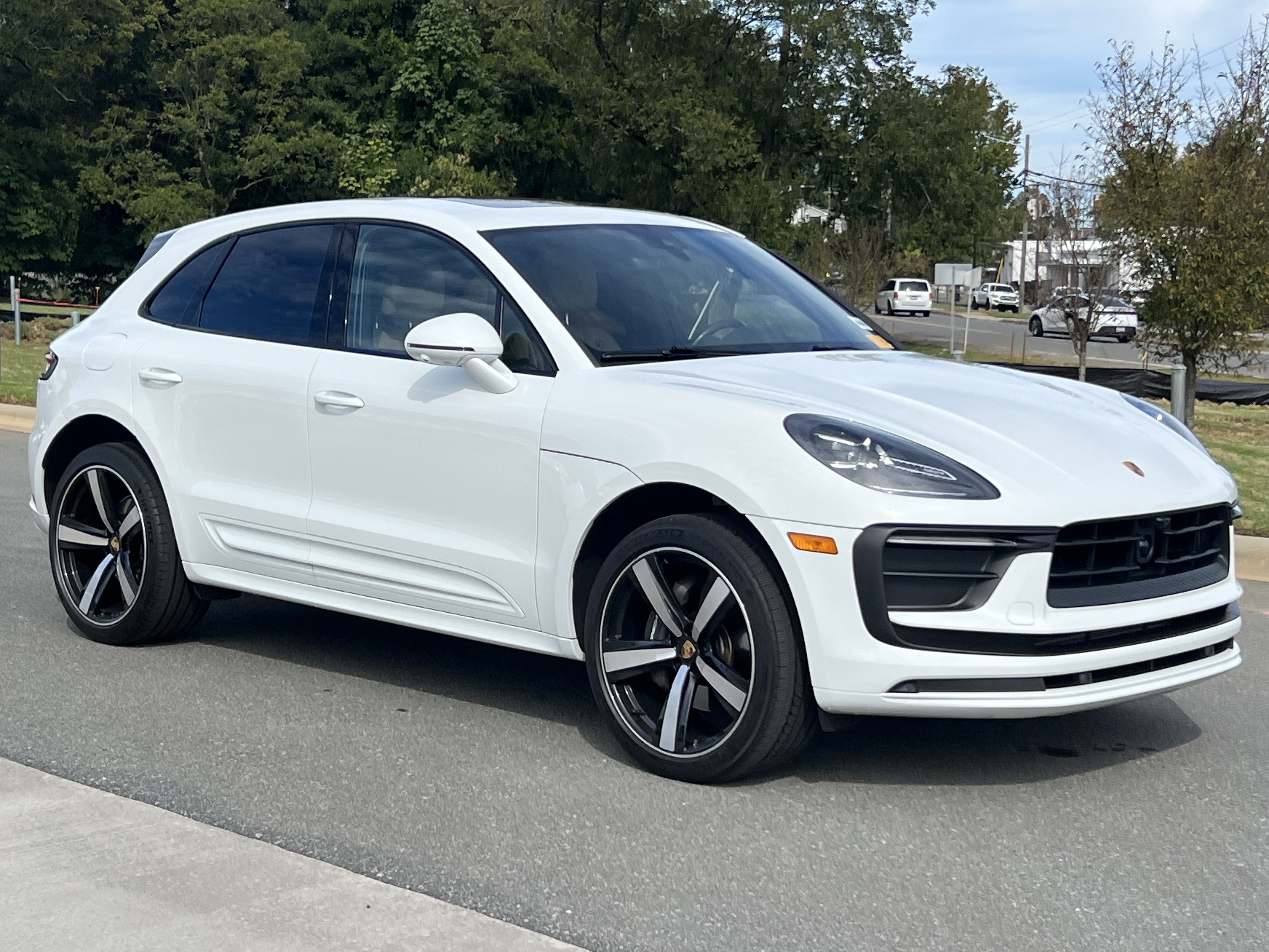 Used 2023 Porsche Macan AWD/4WD image 1