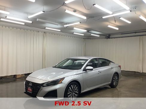 Used 2023 Nissan Altima 2.5 SV FWD image 1