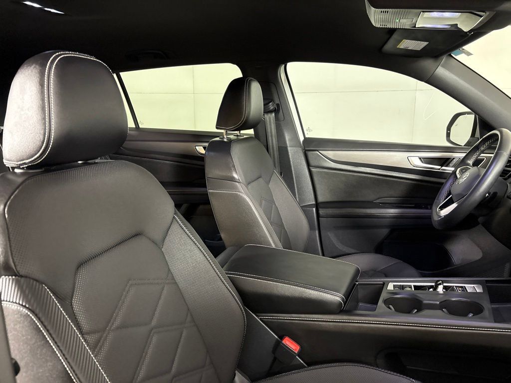 Used 2024 Volkswagen Atlas Cross Sport SE FWD image 22