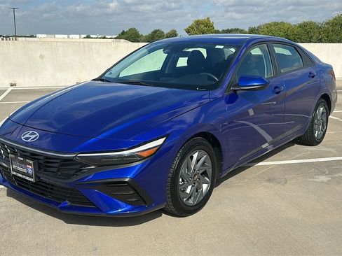 Used 2024 Hyundai Elantra SEL FWD image 8
