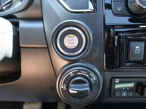 Used 2024 Nissan Titan PRO-4X w/ Pro-4x Convenience Package AWD/4WD image 21