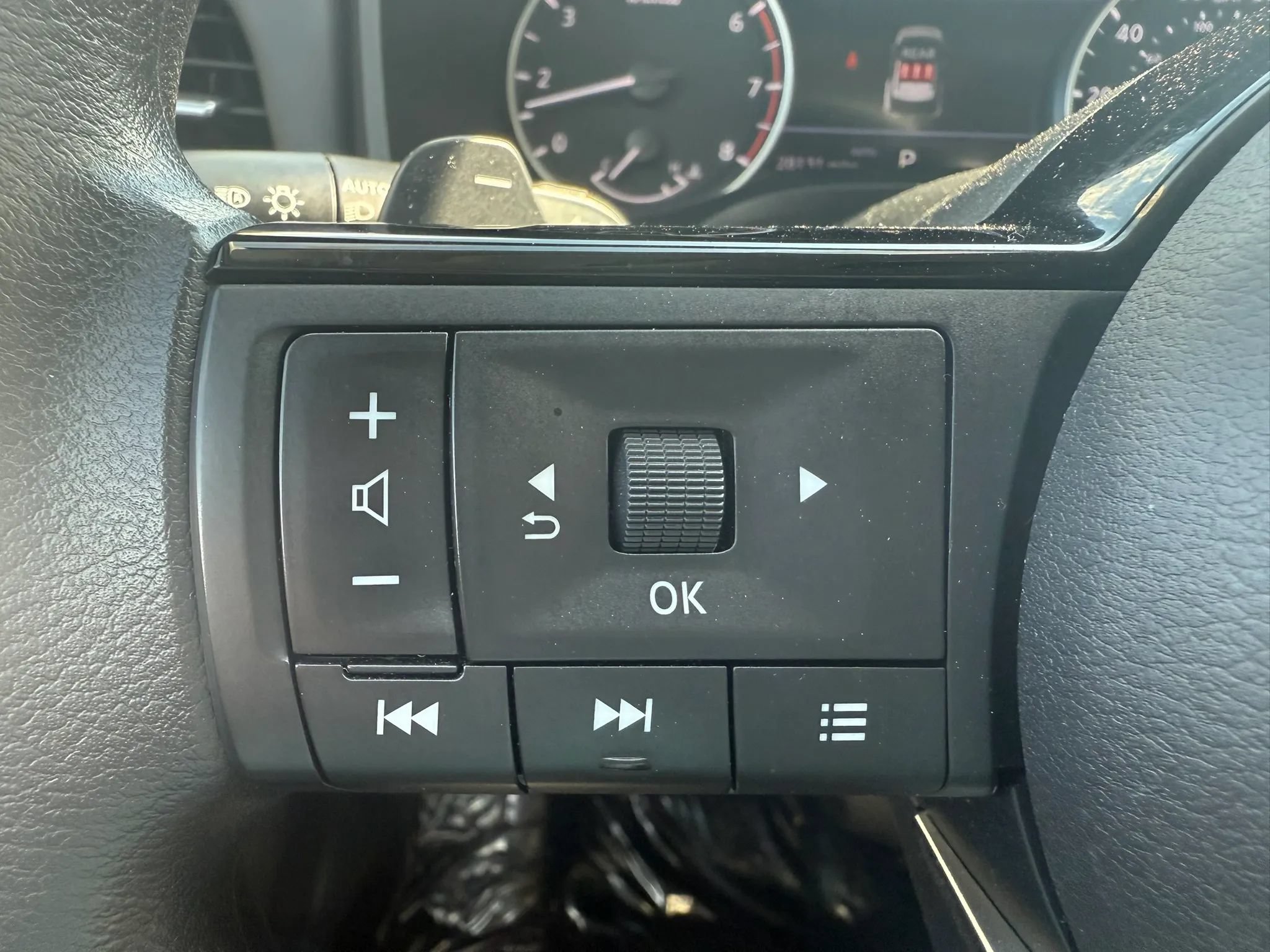 Used 2023 Nissan Rogue SV AWD/4WD image 11