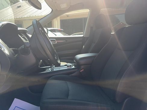 Used 2019 Nissan Pathfinder SV image 19