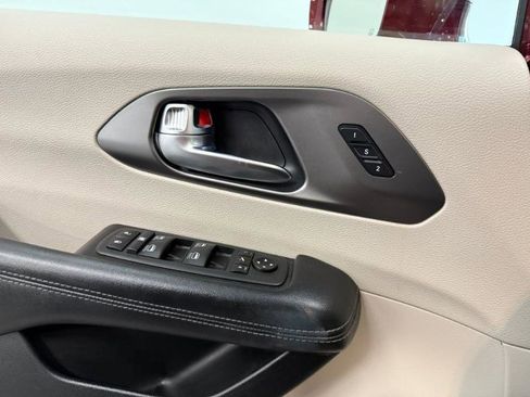 Used 2019 Chrysler Pacifica Limited FWD image 28