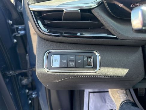 Used 2025 Buick Enclave Preferred AWD/4WD image 24