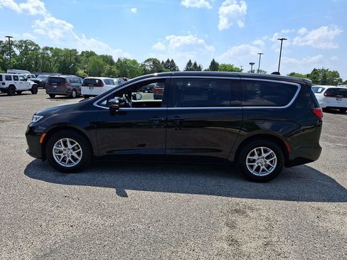 Used 2025 Chrysler Pacifica Select FWD image 7