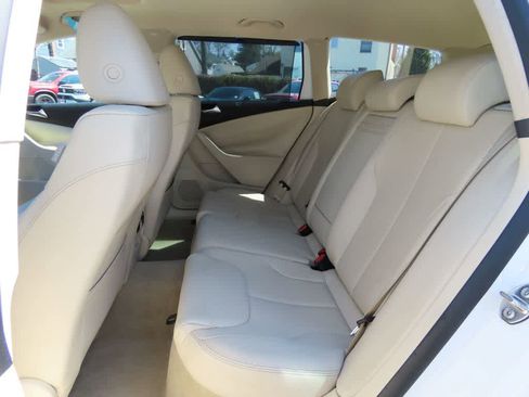 Used 2010 Volkswagen Passat Komfort FWD image 12