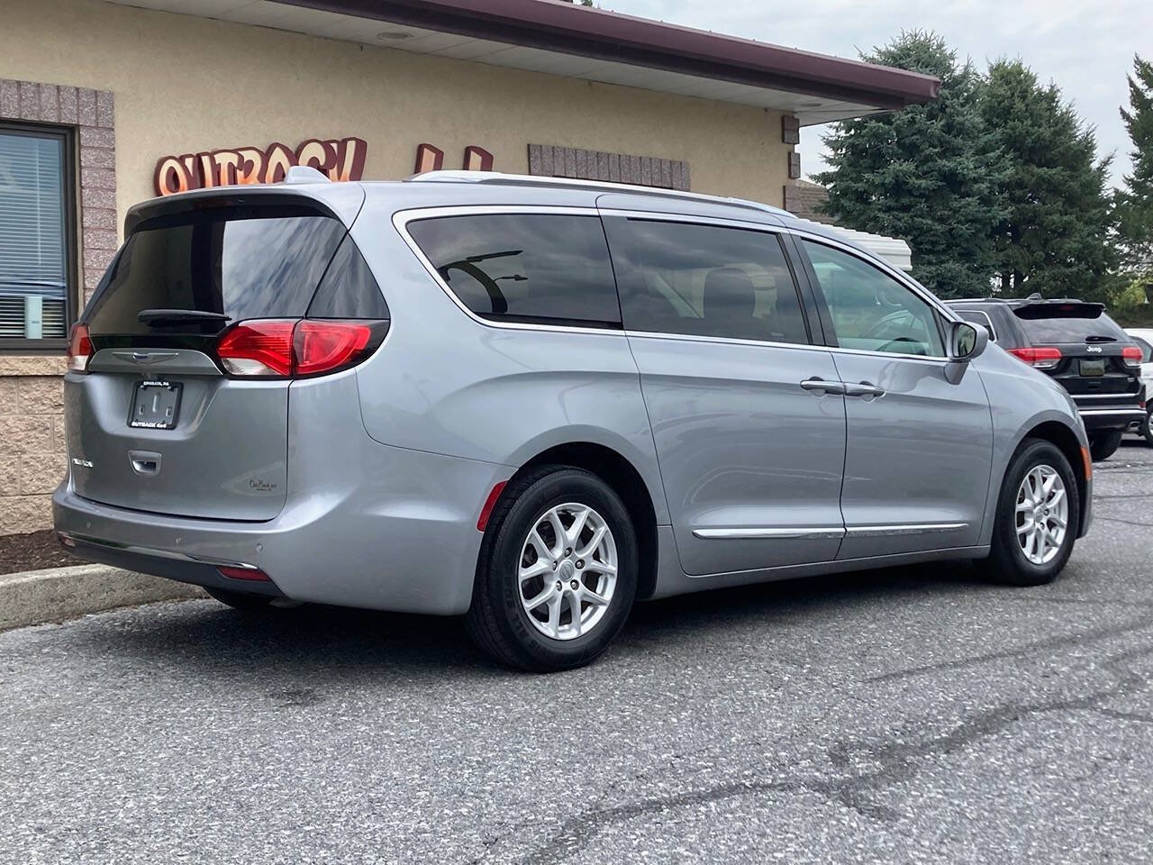Used 2020 Chrysler Pacifica Touring-L FWD image 2