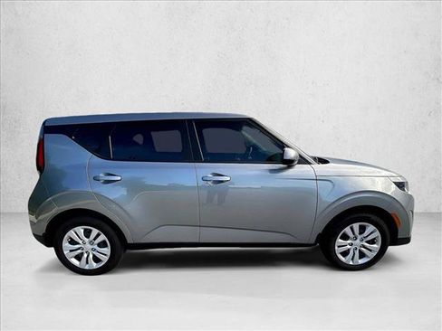 Used 2025 Kia Soul LX FWD image 5