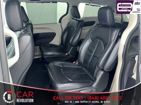 Used 2021 Chrysler Pacifica Touring-L image 30