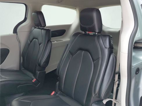 Used 2024 Chrysler Pacifica Touring-L FWD image 39