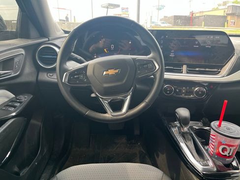 Used 2025 Chevrolet Trax LT w/ LT Convenience Package FWD image 23