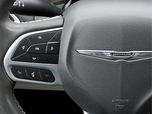 Used 2023 Chrysler Pacifica Touring-L FWD image 10