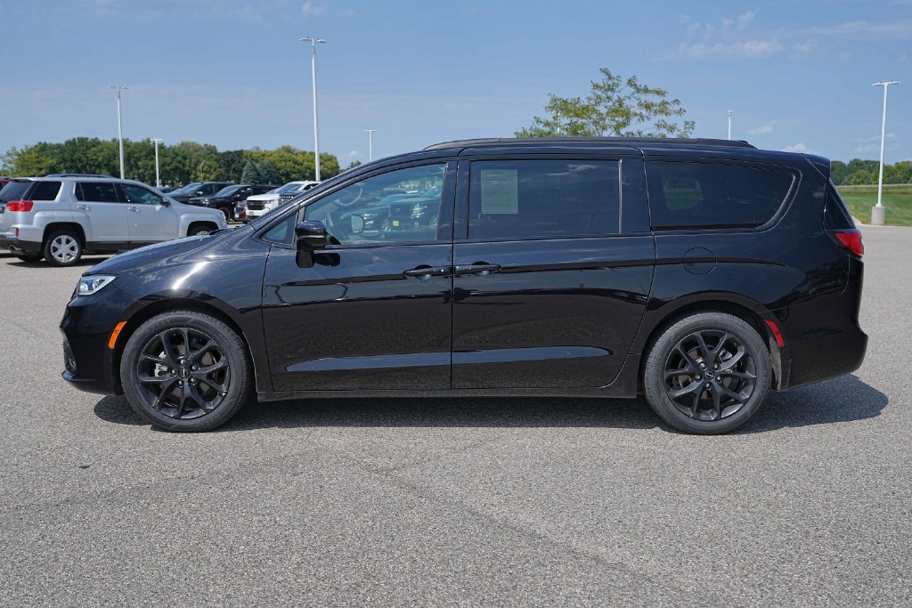 Used 2025 Chrysler Pacifica Limited FWD image 11