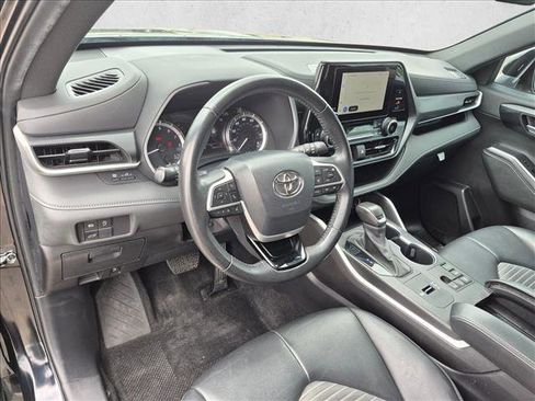 Used 2024 Toyota Highlander XSE FWD image 10