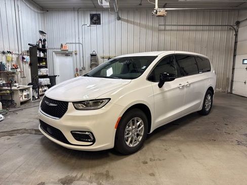 New 2026 Chrysler Pacifica Select FWD image 3