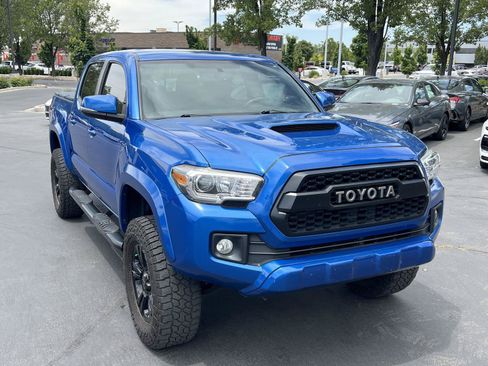 Used 2017 Toyota Tacoma TRD Sport AWD/4WD image 4