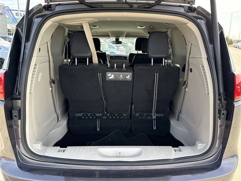 Used 2020 Chrysler Pacifica Touring-L image 12