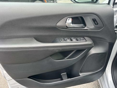 New 2026 Chrysler Pacifica Select FWD image 12