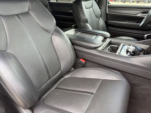 Used 2024 Jeep Wagoneer Series III AWD/4WD image 39