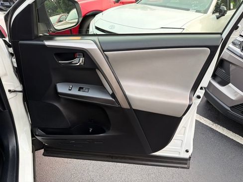 Used 2018 Toyota RAV4 XLE AWD/4WD image 9