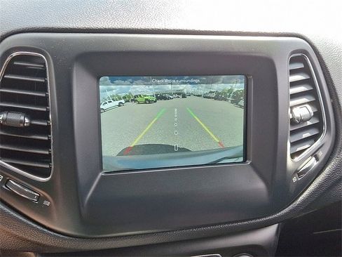 Certified 2020 Jeep Compass Latitude image 17