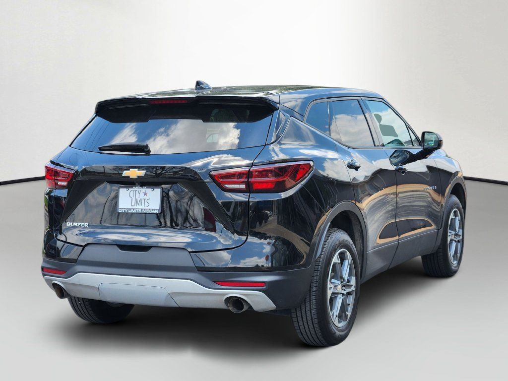 Used 2025 Chevrolet Blazer LT FWD image 7