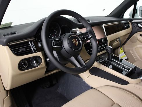 New 2026 Porsche Macan image 4