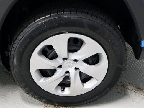 Used 2021 Toyota RAV4 LE FWD image 18