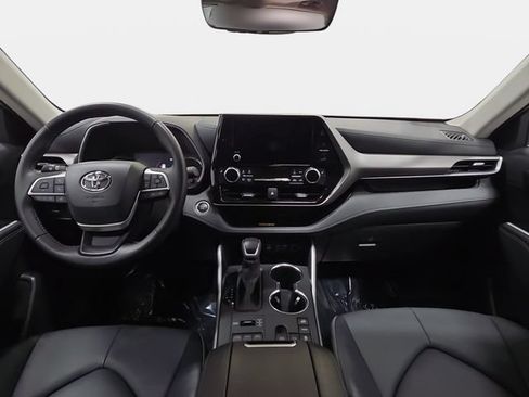 Certified 2025 Toyota Highlander XLE AWD/4WD image 9