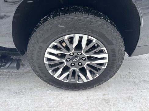 Used 2025 Chevrolet Suburban Z71 w/ Comfort Package image 9