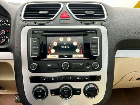 Used 2015 Volkswagen Eos Komfort image 25