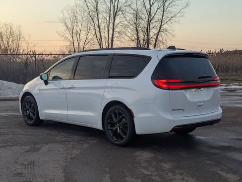 New 2026 Chrysler Pacifica Select w/ S Appearance Package FWD image 5