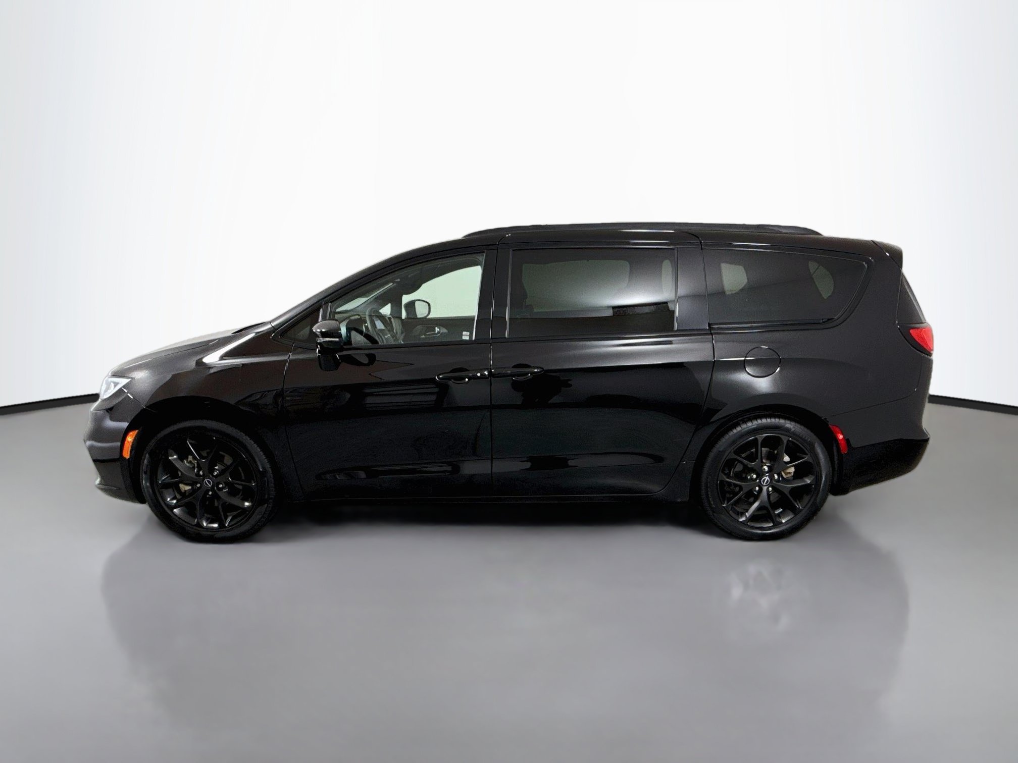 Used 2026 Chrysler Pacifica Limited w/ S Appearance Package FWD image 4