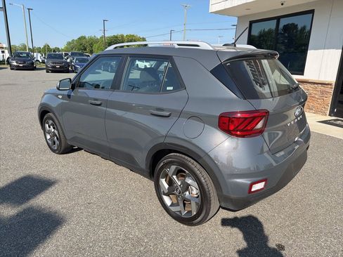 Used 2025 Hyundai Venue SEL FWD image 6