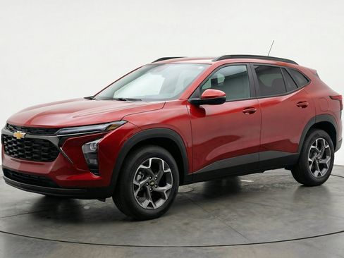 Used 2025 Chevrolet Trax LT FWD image 3