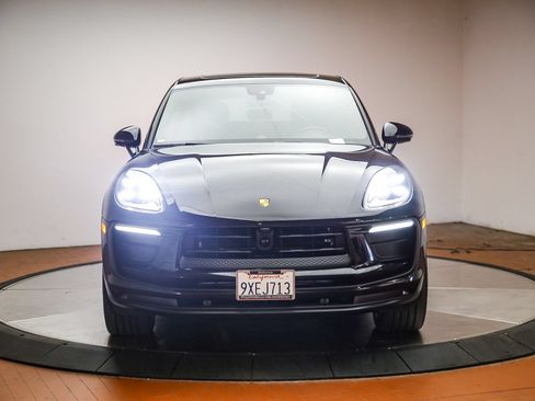 Certified 2025 Porsche Macan AWD/4WD image 10