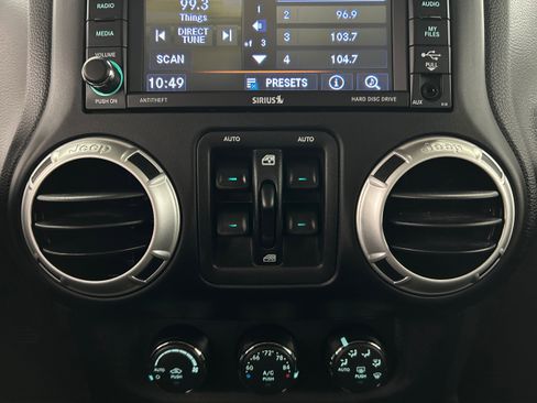 Used 2018 Jeep Wrangler Unlimited Sahara w/ Connectivity Group AWD/4WD image 10