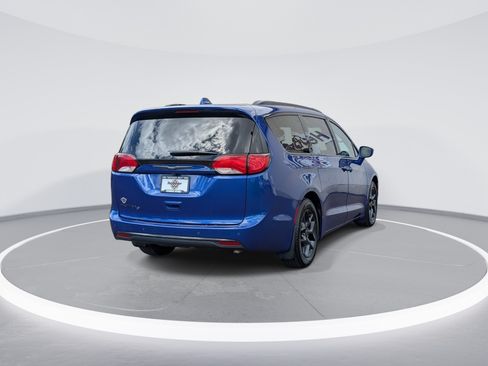 Used 2019 Chrysler Pacifica Touring-L w/ S Appearance Package FWD image 7